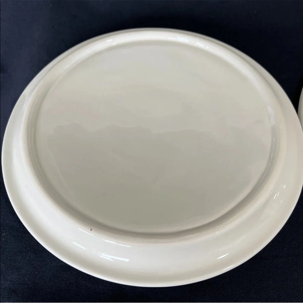 Crate & Barrel Gallery Parchment Cream Stoneware Casserole Serving Bowl with Lid